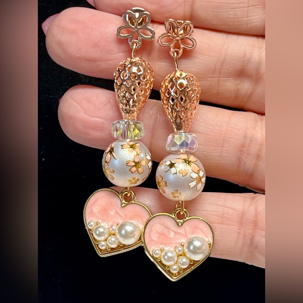 Beautiful drop dangle earrings in soft pink and rose gold/pearl